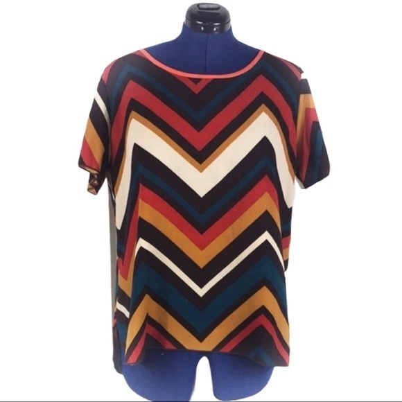 MOA USA Tops - NWT Moa XL retro chevron‎ pattern hi/low hem short sleeve crew neck top